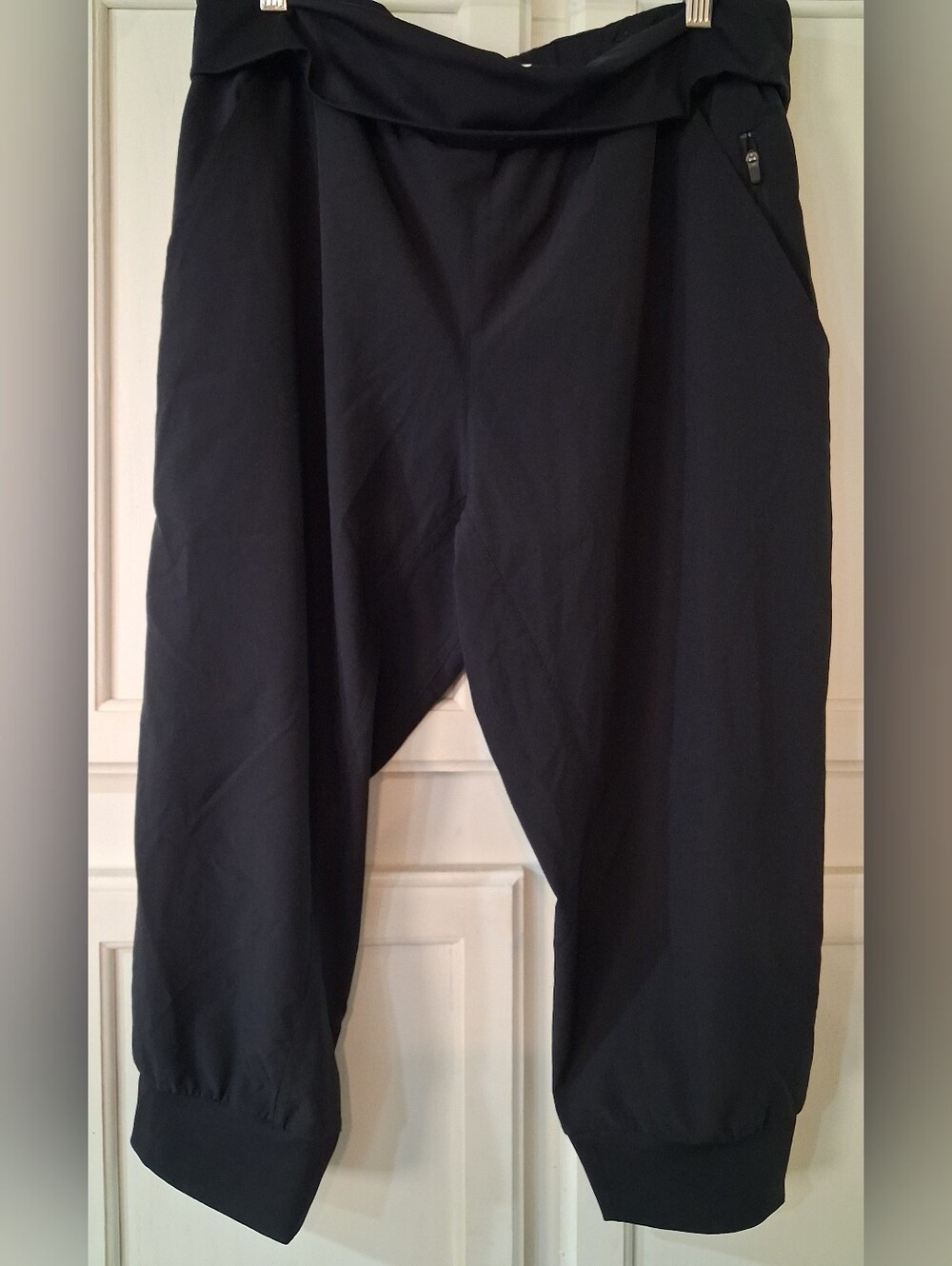 Fabletics Foldover Waistband Black Capri Jogger, Pockets, Size Large 20" Inseam